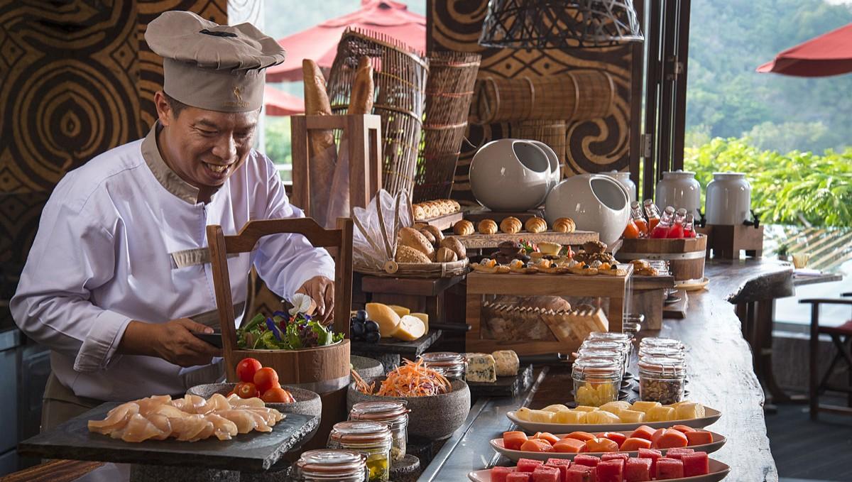Hotel Keemala Kamala Beach Esterno foto A buffet at a hotel