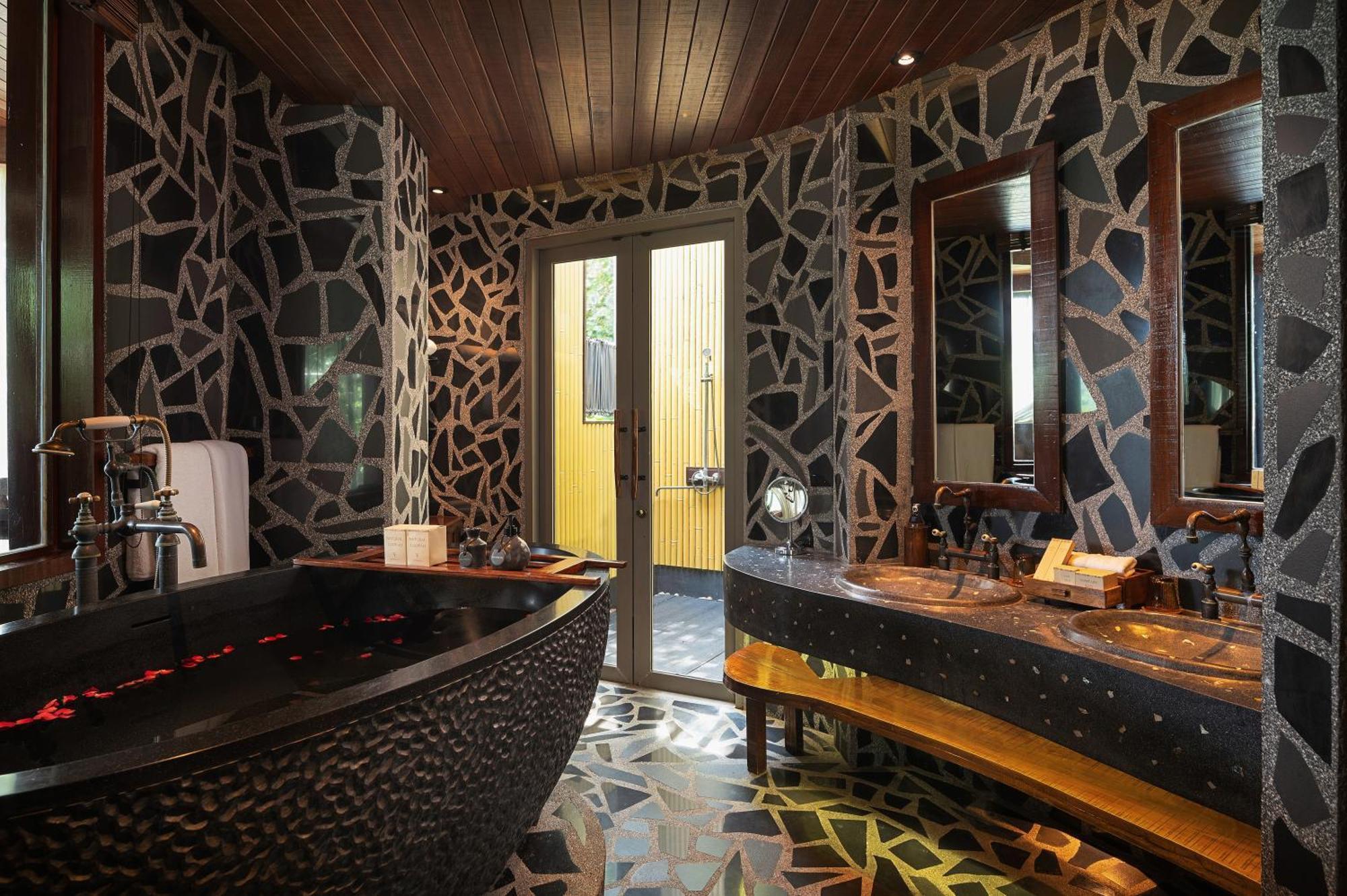 Hotel Keemala Kamala Beach Esterno foto The bar at the hotel