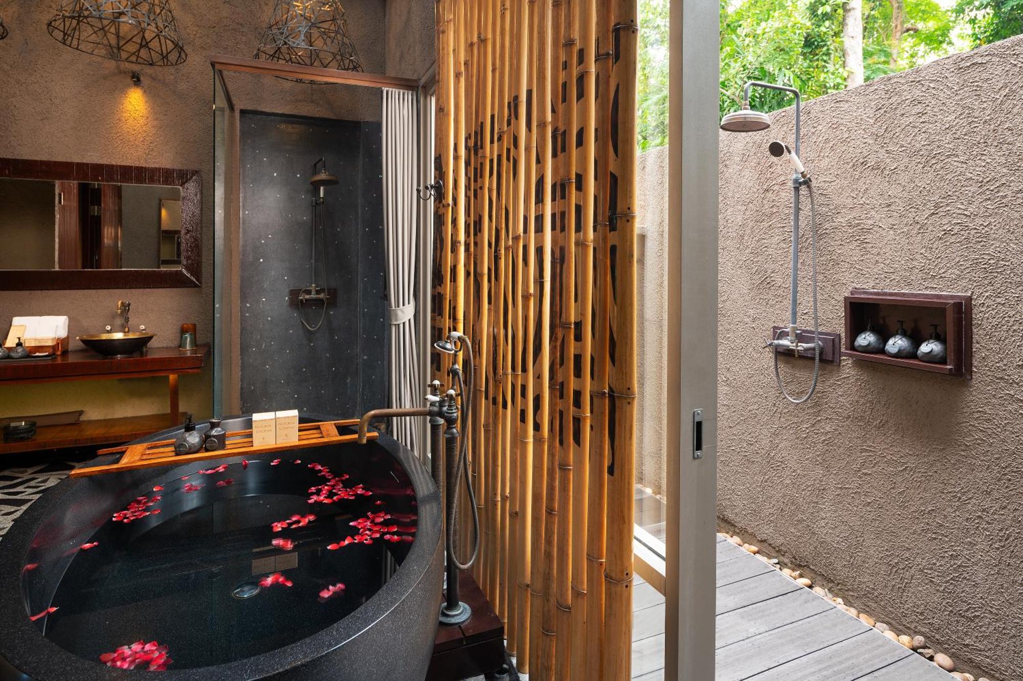 Hotel Keemala Kamala Beach Esterno foto Bathroom at the Banyan Tree Spa