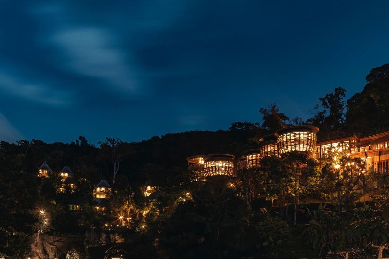 Hotel Keemala Kamala Beach Esterno foto The resort at night