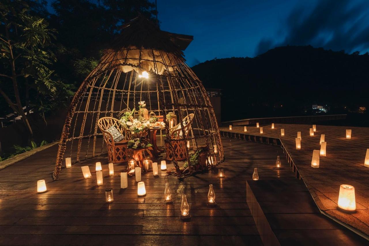 Hotel Keemala Kamala Beach Esterno foto The restaurant at night