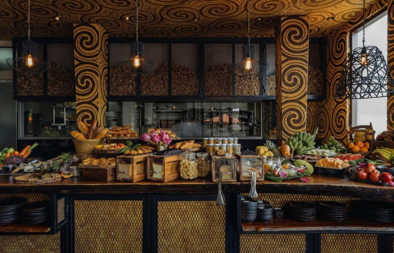 Hotel Keemala Kamala Beach Esterno foto The buffet at the restaurant
